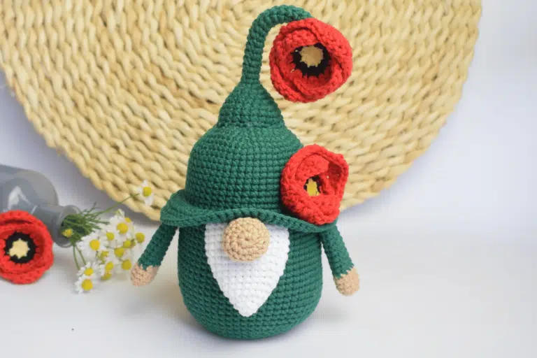 Remembrance day gnome, free pattern, poppy flower gnome free pattern