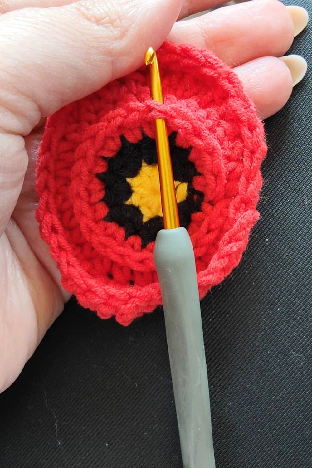how to crochet inner part of a poppy flower